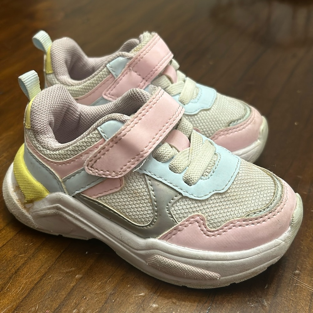 Toddler girls HM sneakers.